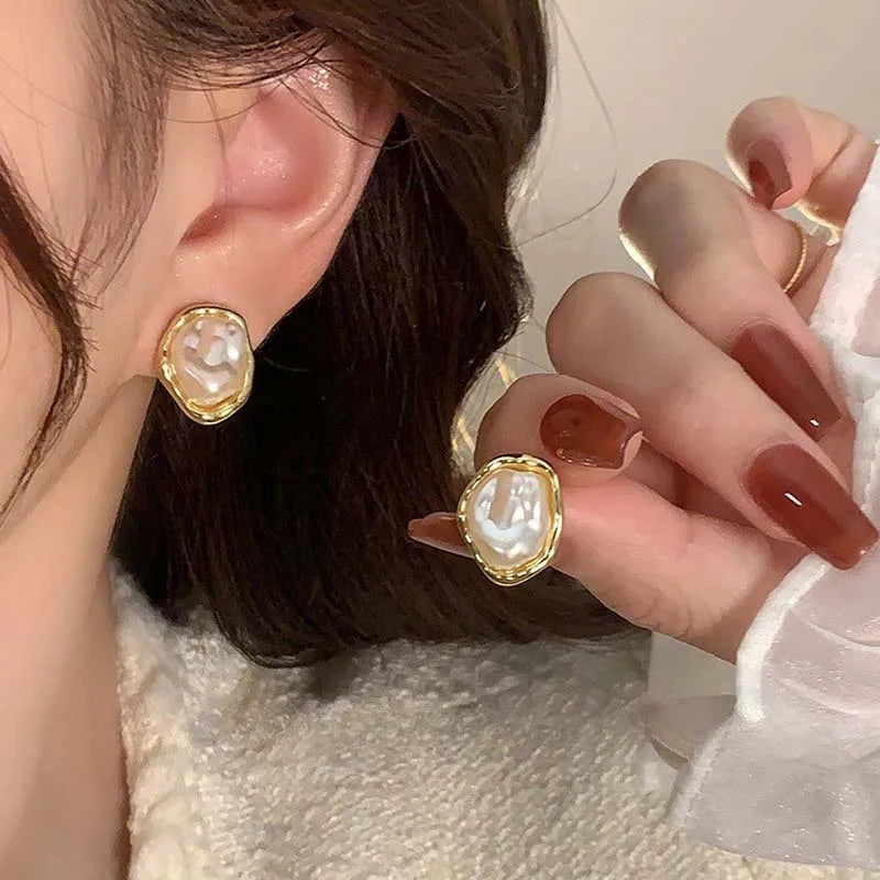 Aretes Geométricos Irregulares con Perla – Joyería Minimalista Femenina 2025 de Moda