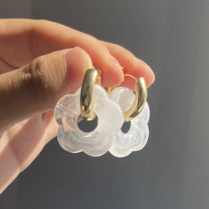 Aros Dorados con Flores de Resina Acrílica – Pendientes Coloridos de Moda para Mujer