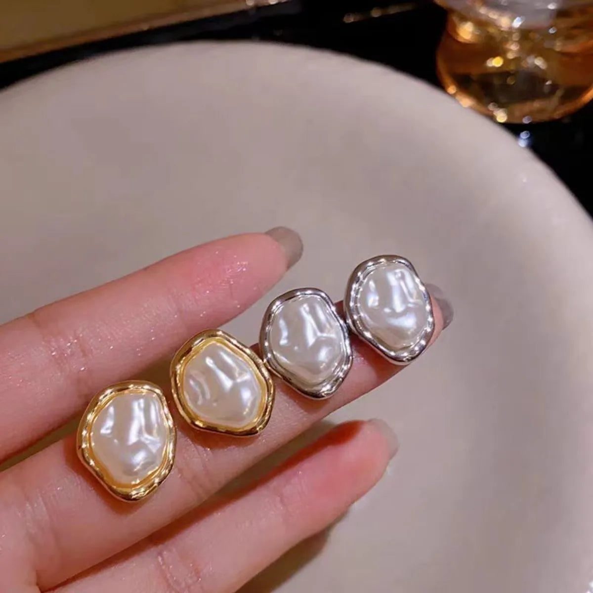 2PCS Pendientes Elegantes de Perla Imitación – Diseño Geométrico Dorado y Plateado para Mujer, Joyería Moderna y Sofisticada