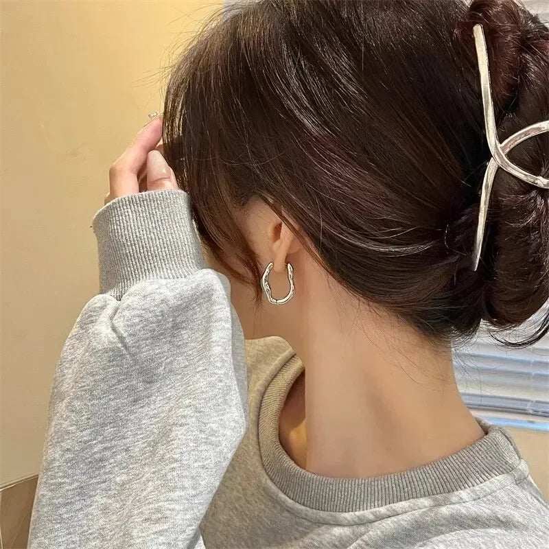 Aros Geométricos Metálicos Irregulares - Pendientes Dorado y Plateado para Mujer, Estilo Moderno y Elegante