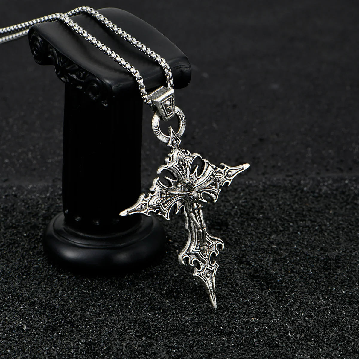 Collar Gótico Retro con Cruz de Clavos y Calavera – Colgante Personalizado de Moda para Halloween y Uso Diario