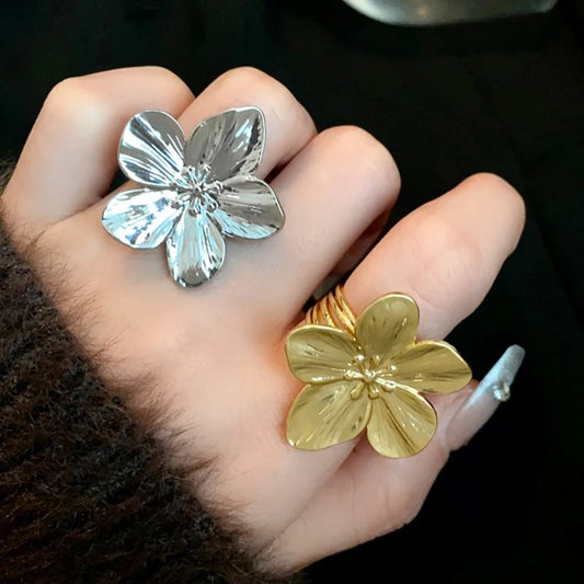 Anillo Abierto con Flor y Mariposa - Diseño Elegante con Perla Imitación y Circonias para Mujer