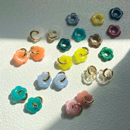 Aros Dorados con Flores de Resina Acrílica – Pendientes Coloridos de Moda para Mujer