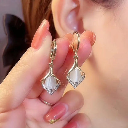Aretes Coreanos Ojo de Ángel – Aros Dorados con Incrustaciones de Cristales y Diseño Tulipán para Mujer