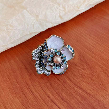 Anillo Abierto con Flor y Mariposa - Diseño Elegante con Perla Imitación y Circonias para Mujer