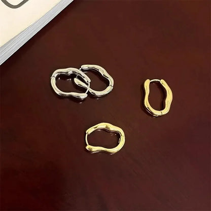 Aros Geométricos Metálicos Irregulares - Pendientes Dorado y Plateado para Mujer, Estilo Moderno y Elegante
