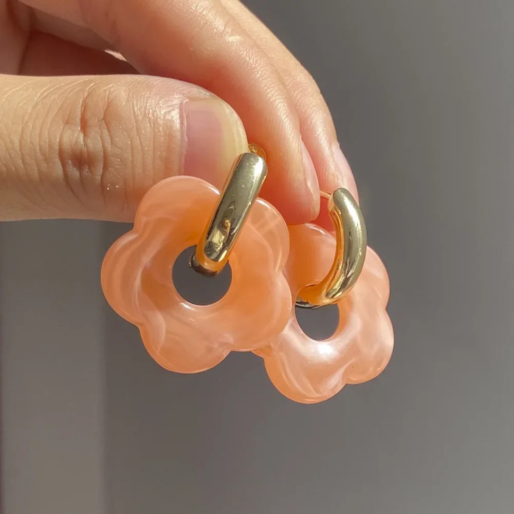 Aros Dorados con Flores de Resina Acrílica – Pendientes Coloridos de Moda para Mujer