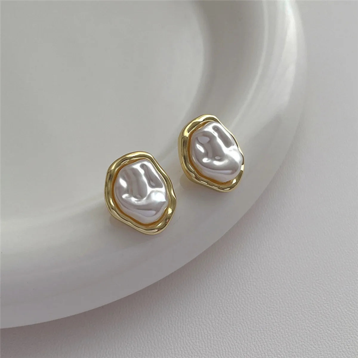 2PCS Pendientes Elegantes de Perla Imitación – Diseño Geométrico Dorado y Plateado para Mujer, Joyería Moderna y Sofisticada