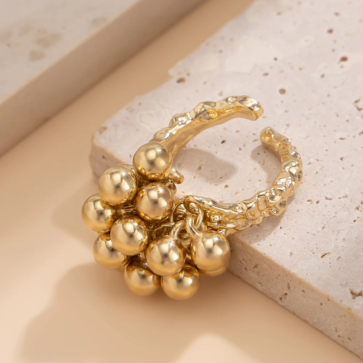Anillo Irregular con Esferas Metálicas – Diseño Abierto Unisex Estilo Punk y Minimalista