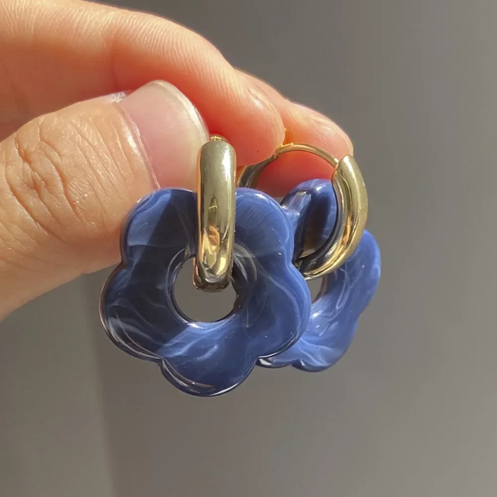 Aros Dorados con Flores de Resina Acrílica – Pendientes Coloridos de Moda para Mujer
