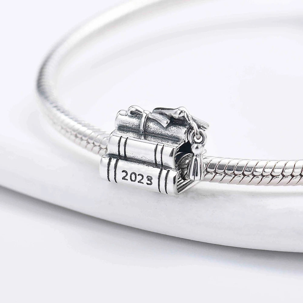 Charm colgante maestra plata 2023 – Abalorio en forma de cuaderno, lápiz y birrete para pulsera tipo Pandora mujer