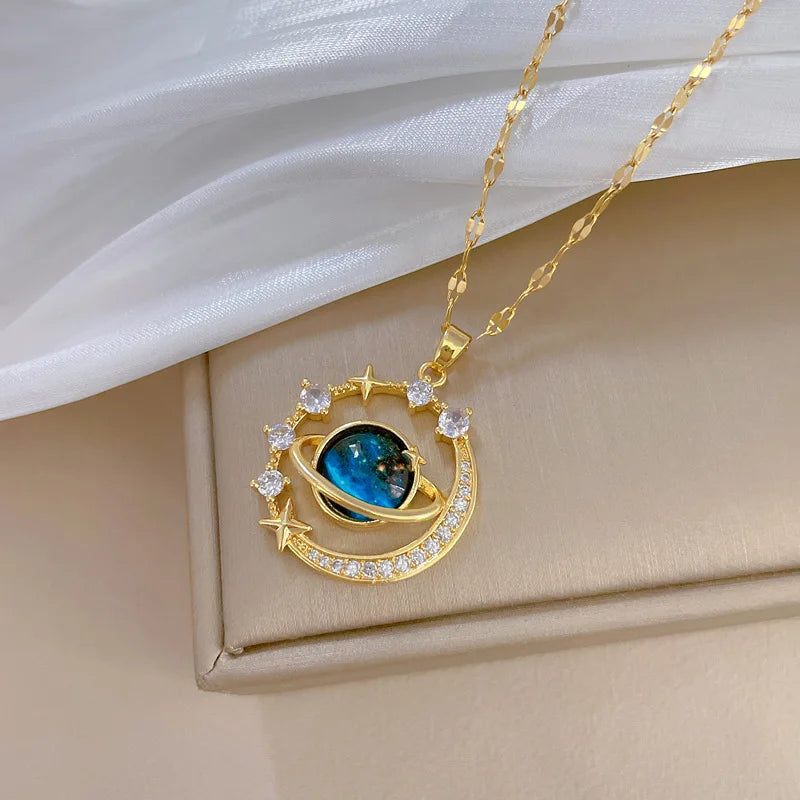 Collar Cielo Estrellado con Planeta y Luna – Cadena Clavicular de Acero Inoxidable de Lujo