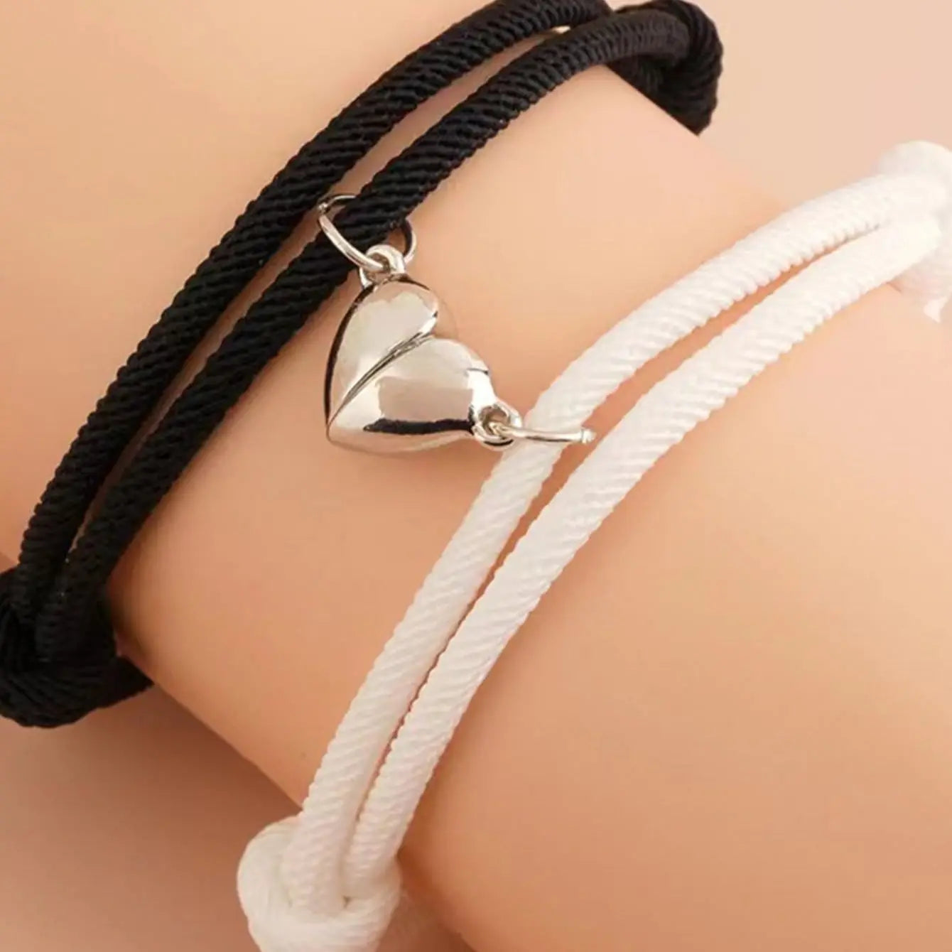 Set de 2 pulseras magnéticas de cuerda blanca y negra – Parejas, amigos o hermanos, accesorio elegante y de moda