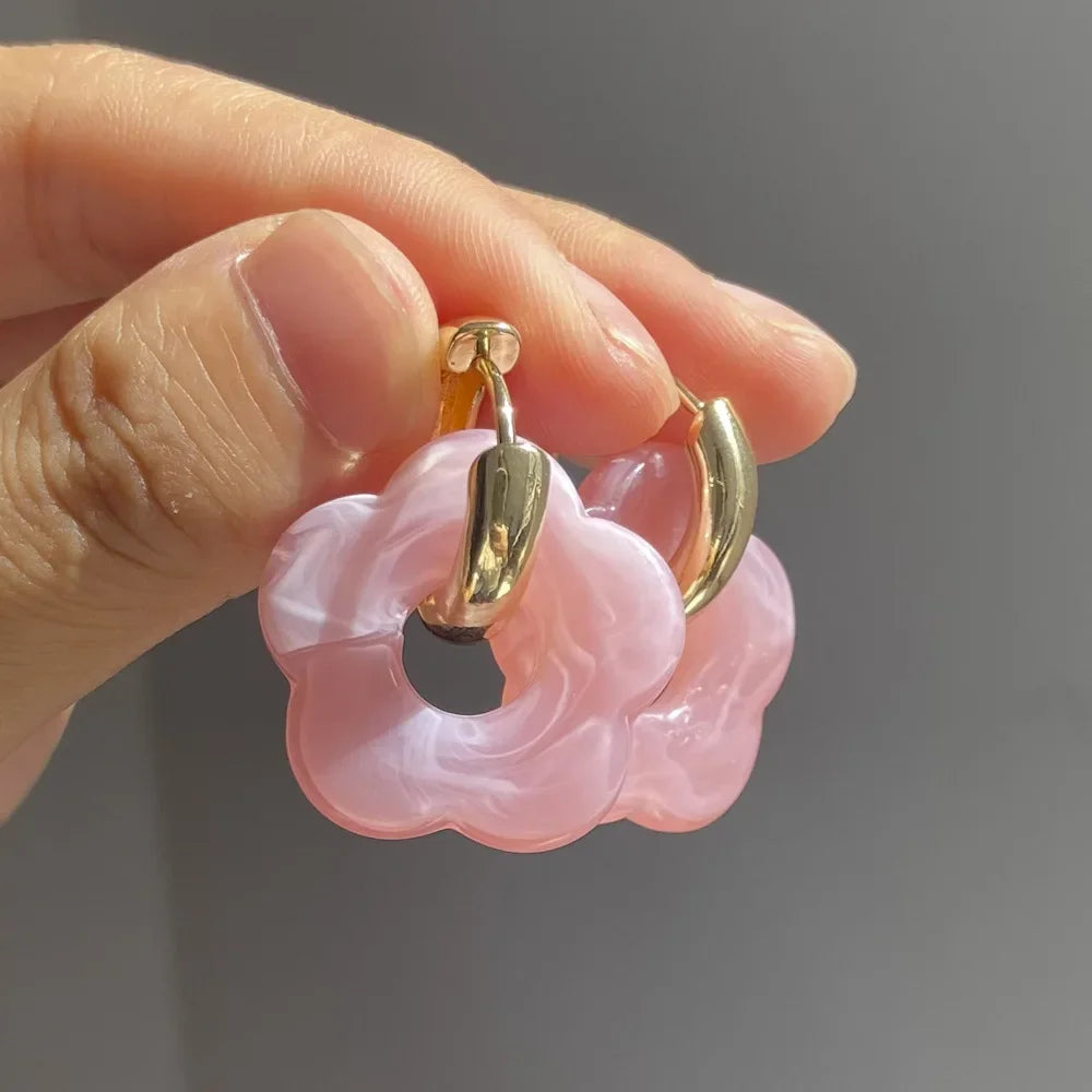 Aros Dorados con Flores de Resina Acrílica – Pendientes Coloridos de Moda para Mujer