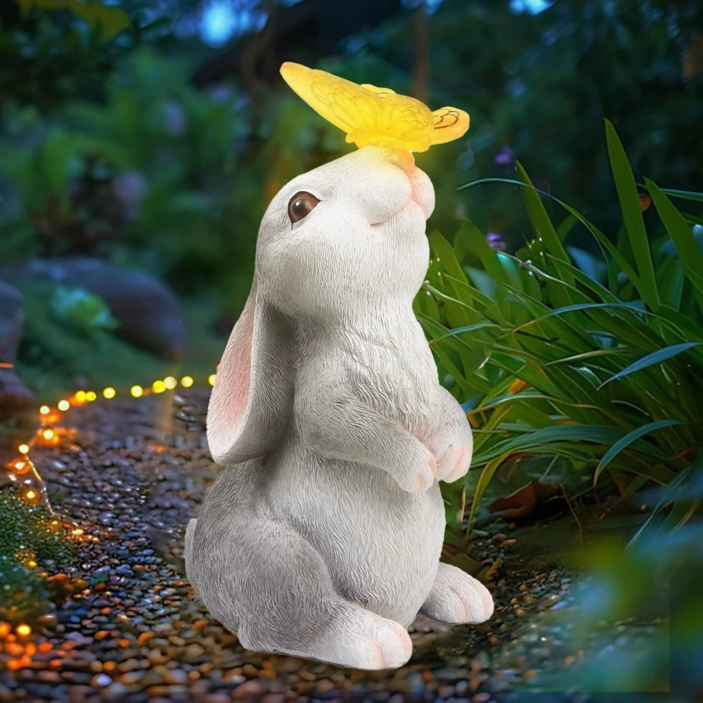Estatua Solar de Jardín Conejo con Mariposa y Luz LED 7 Colores – Adorno Exterior para Patio, Césped y Balcón