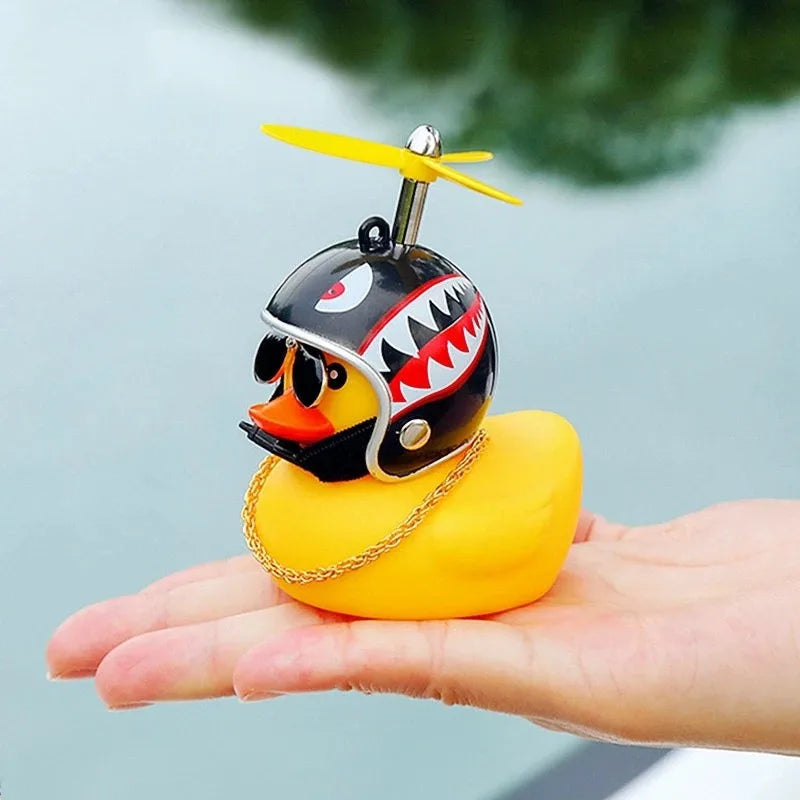 Pato Amarillo Decorativo con Casco, Gafas y Hélice | Adorno Divertido para Coche, Moto o Bicicleta