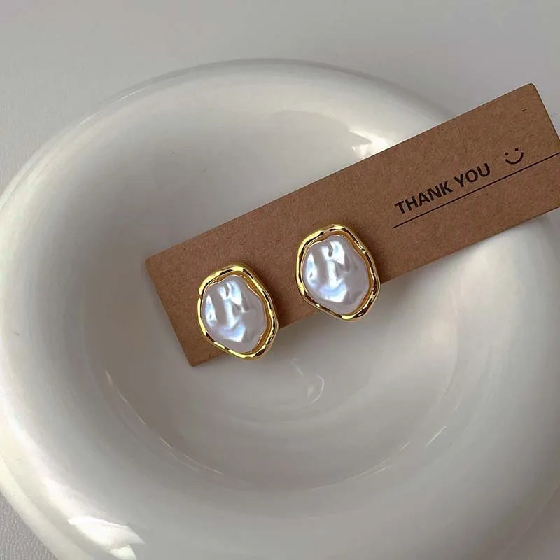 Aretes Geométricos Irregulares con Perla – Joyería Minimalista Femenina 2025 de Moda