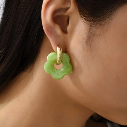 Aros Dorados con Flores de Resina Acrílica – Pendientes Coloridos de Moda para Mujer