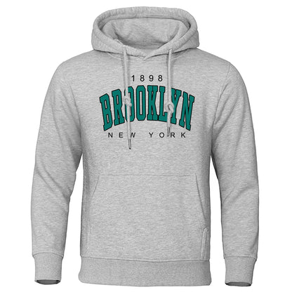 Sudadera Oversize Brooklyn 1898 – Hoodie Unisex con Estampado Creativo, Cuello Redondo, Moda Urbana para Hombre