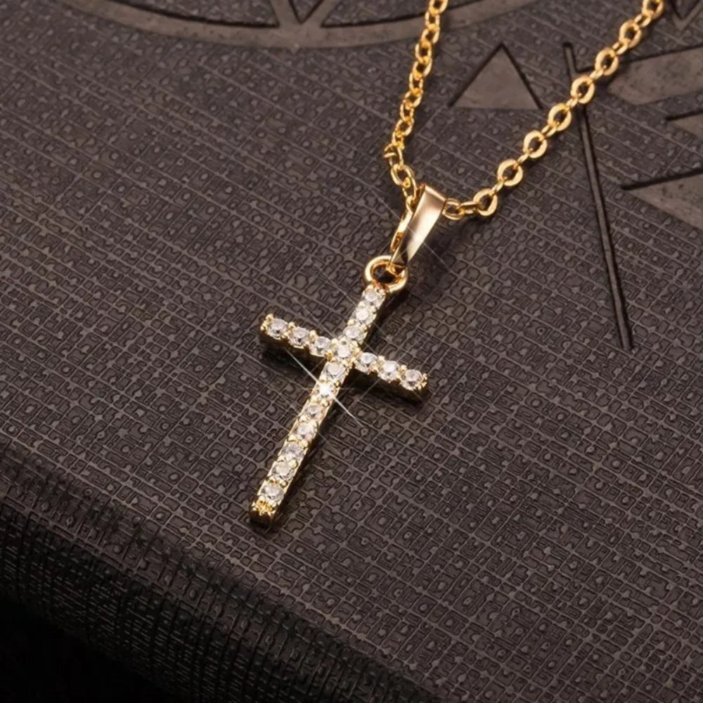 Collar con Colgante de Cruz Ajustable – Incrustaciones de Cristales, Elegante para Mujer