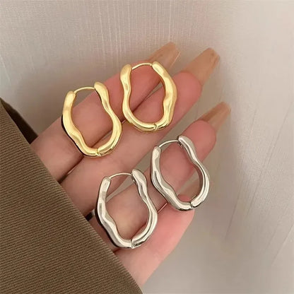 Aros Geométricos Metálicos Irregulares - Pendientes Dorado y Plateado para Mujer, Estilo Moderno y Elegante