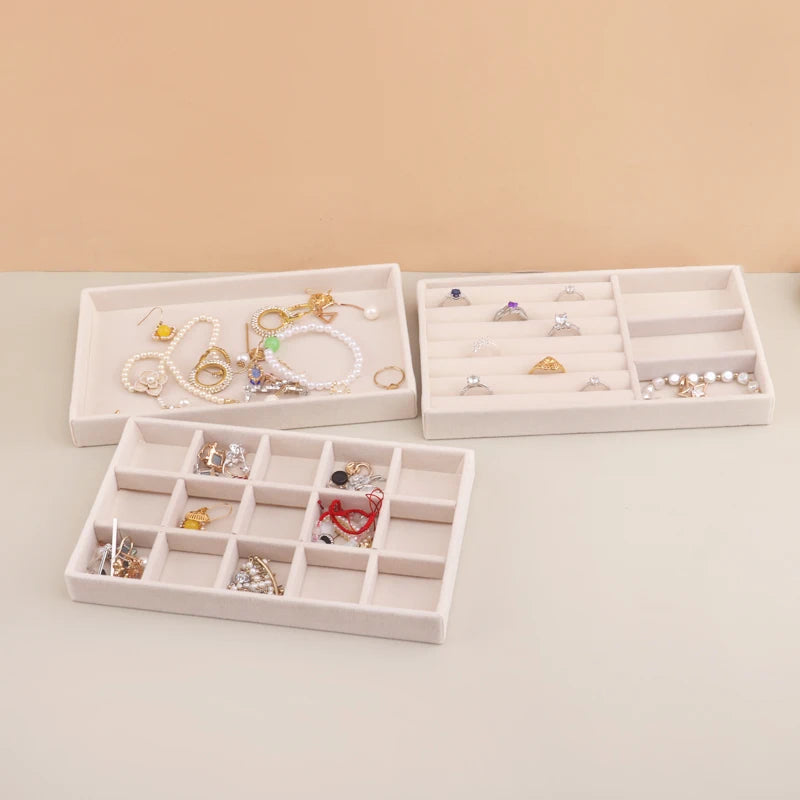 Bandeja Organizadora de Joyería en Terciopelo – Caja Apilable Beige para Anillos, Aretes y Accesorios