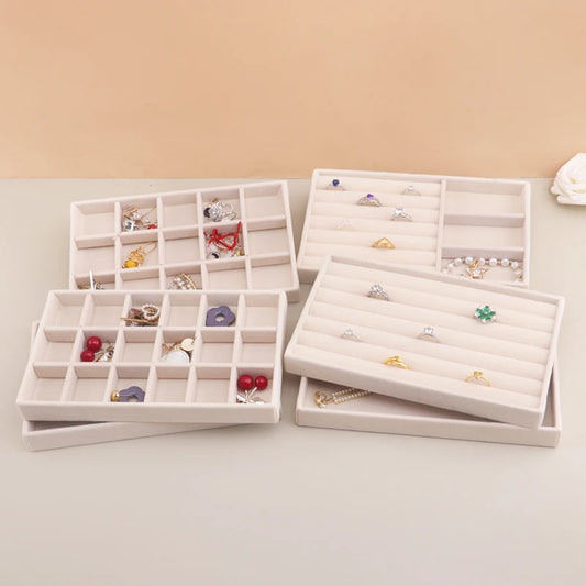 Bandeja Organizadora de Joyería en Terciopelo – Caja Apilable Beige para Anillos, Aretes y Accesorios