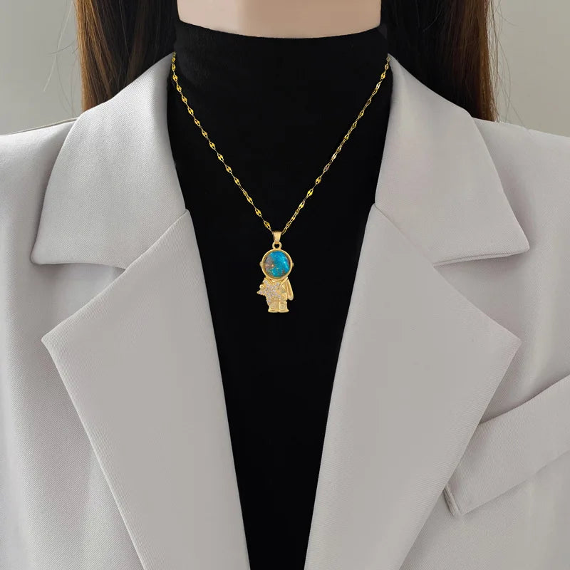 Collar de Lujo Ligero Acero Titanio Astronauta | Collar con Dije de Astronauta, Luna, Estrella y Planeta para Mujer Color Dorado