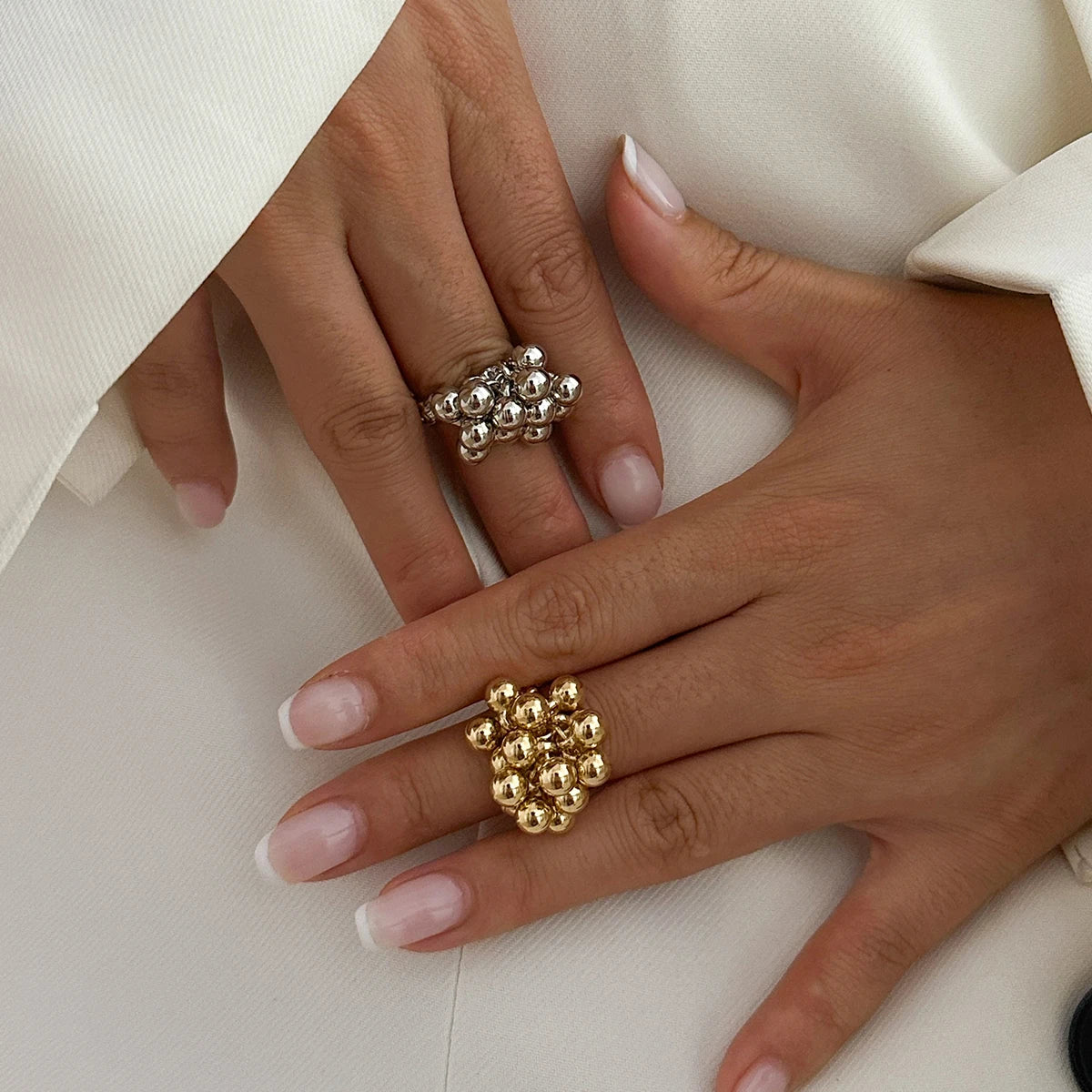 Anillo Irregular con Esferas Metálicas – Diseño Abierto Unisex Estilo Punk y Minimalista