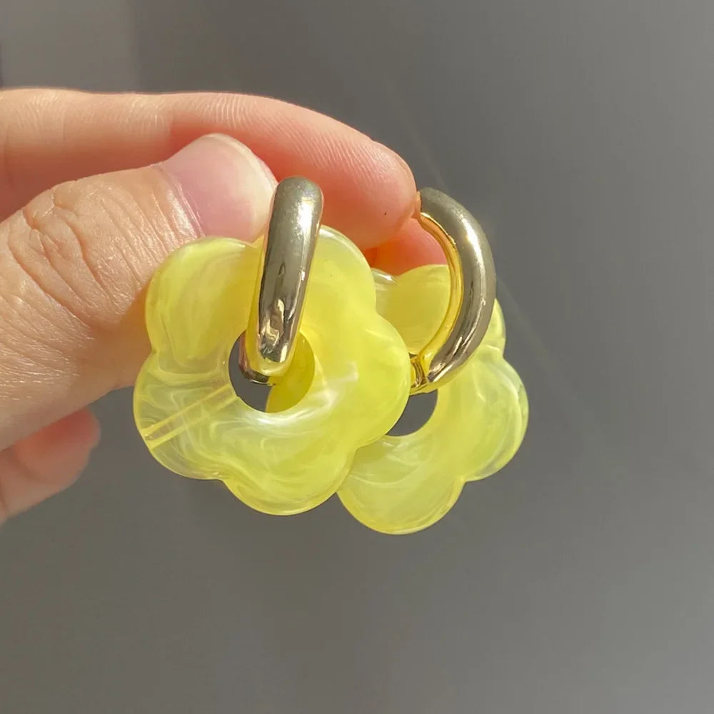 Aros Dorados con Flores de Resina Acrílica – Pendientes Coloridos de Moda para Mujer