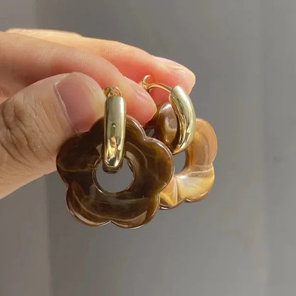 Aros Dorados con Flores de Resina Acrílica – Pendientes Coloridos de Moda para Mujer