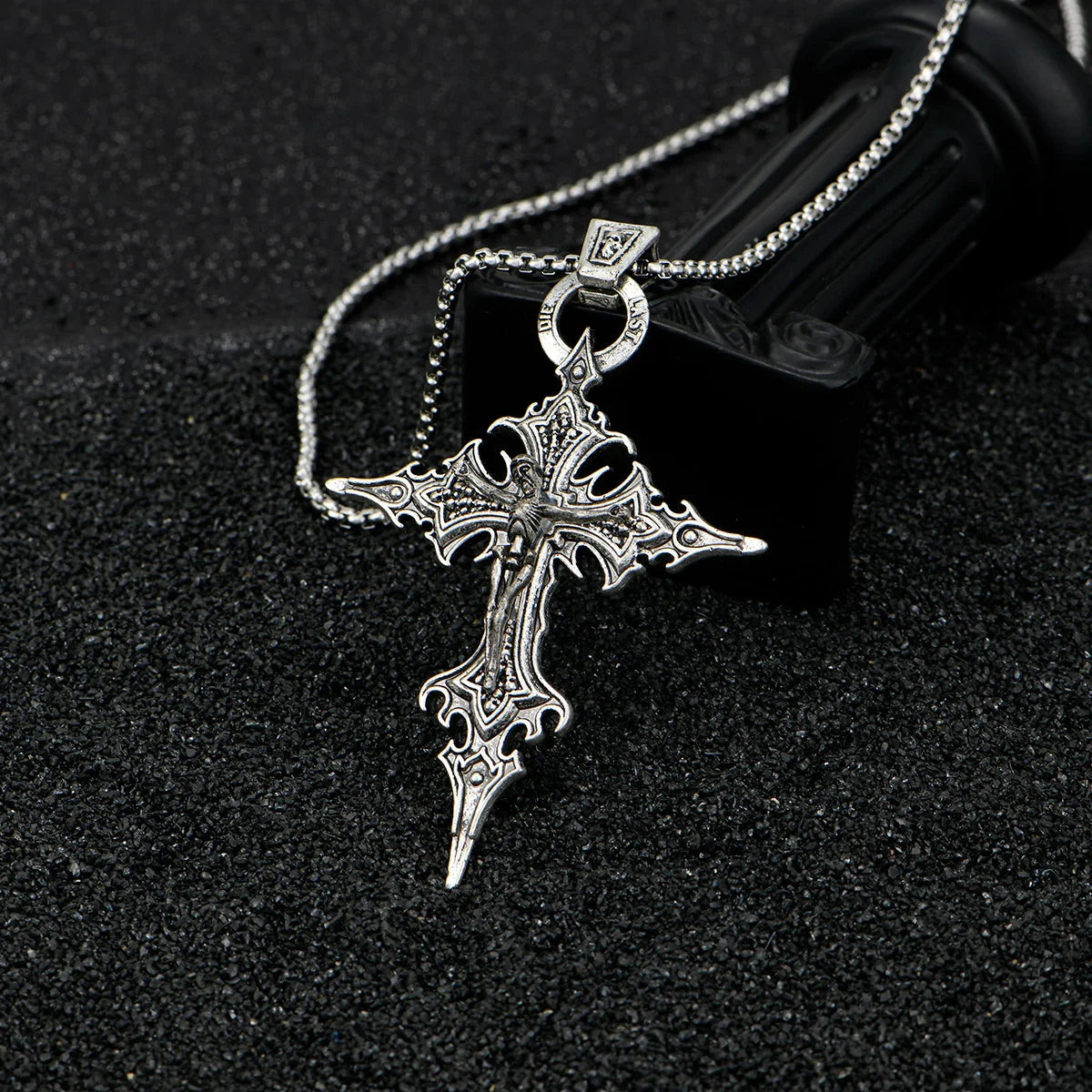 Collar Gótico Retro con Cruz de Clavos y Calavera – Colgante Personalizado de Moda para Halloween y Uso Diario