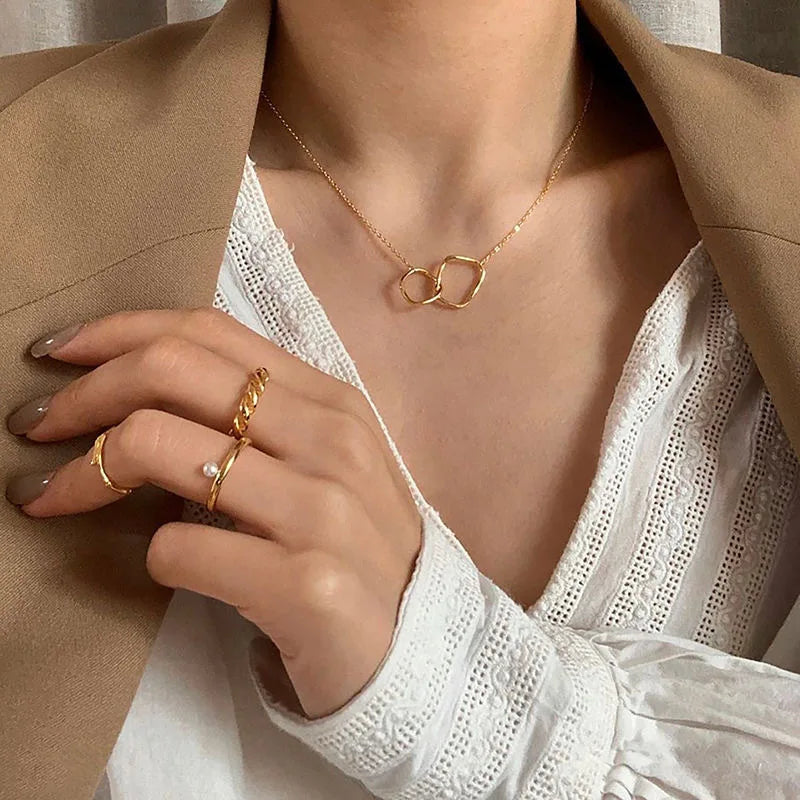 Collar Doble Capa con Mariposa Brillante – Cadena Delicada para Mujer, Joyería Elegante