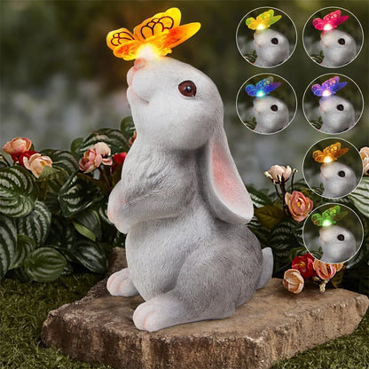 Estatua Solar de Jardín Conejo con Mariposa y Luz LED 7 Colores – Adorno Exterior para Patio, Césped y Balcón