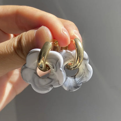 Aros Dorados con Flores de Resina Acrílica – Pendientes Coloridos de Moda para Mujer