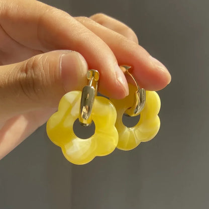 Aros Dorados con Flores de Resina Acrílica – Pendientes Coloridos de Moda para Mujer